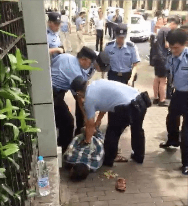 ‘JDB电子’
一男子生活无依 欲抨击社会 遂提刀杀幼 终被制裁！(图2)